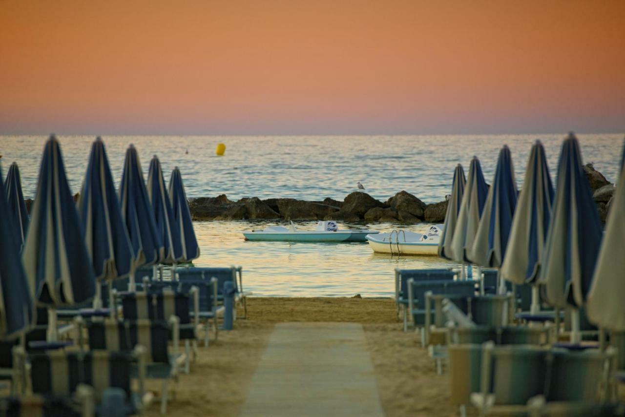 Victoria Palace Hotel Cattolica Exterior foto